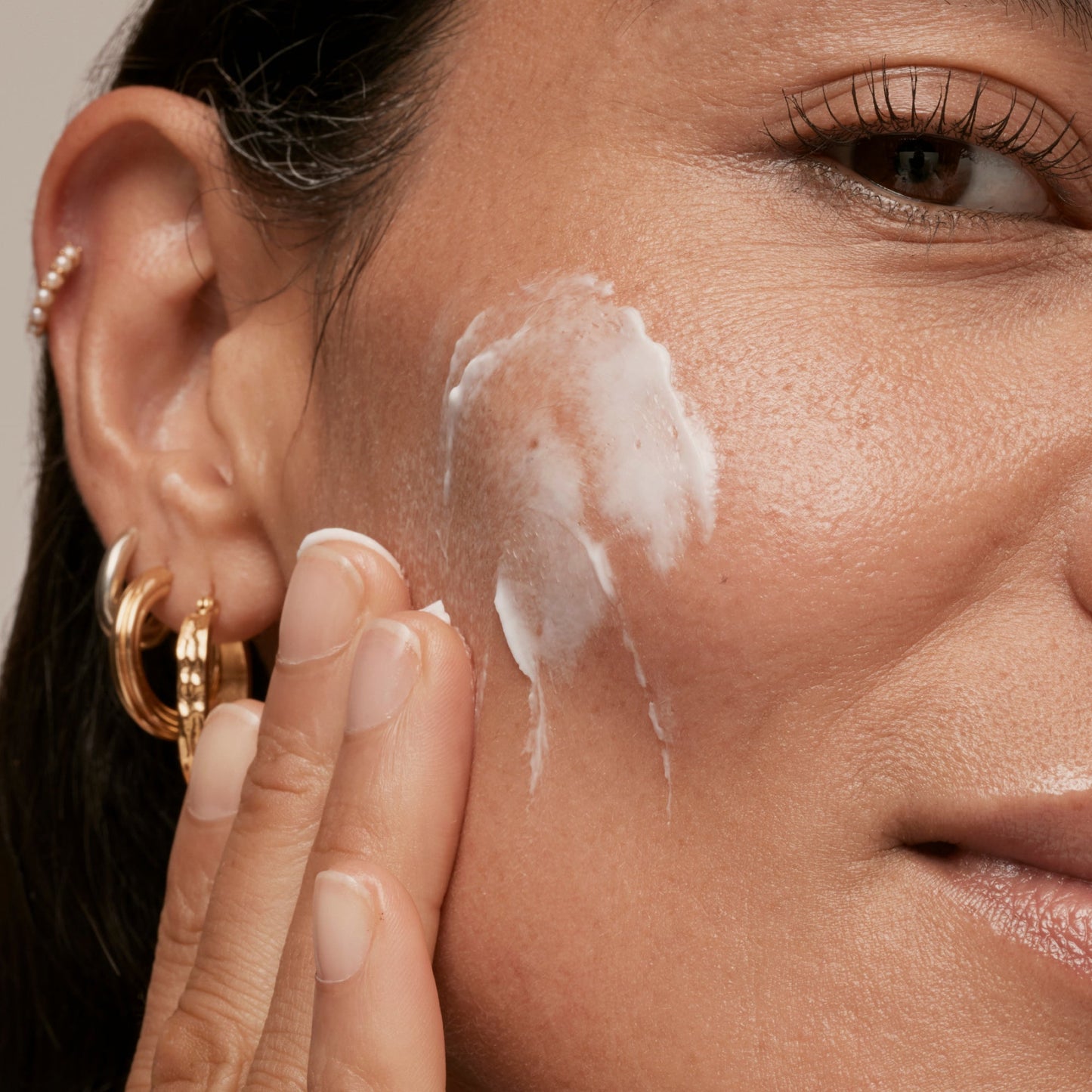 simple-skincare-cleanser-and-ceramide-moisturizer-duo-b5 INKEY_DTC_Bio-ActiveCeramide_Ppage_Model_02_dd0fc443-e441-4e82-ac65-ebe93c1b6365_1.jpg