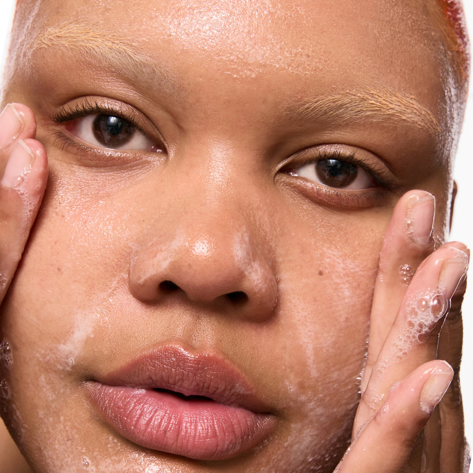 salicylic-acid-cleanser-150ml-f6 Omega50_Model_2000x2000-1_ce0a3018-d6f0-4ed9-a17d-0096b80b29f6.jpg